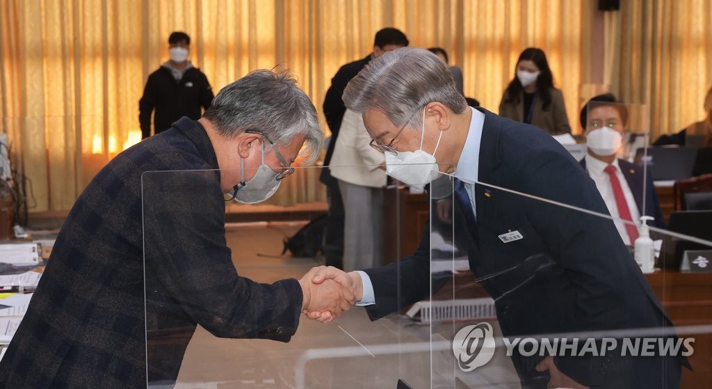 더불어민주당 이재명 대선후보(오른쪽)와 조응천 의원. [연합뉴스 자료사진]
