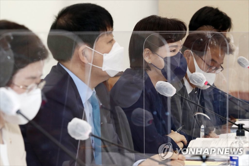 답변하는 전현희 국민권익위원장