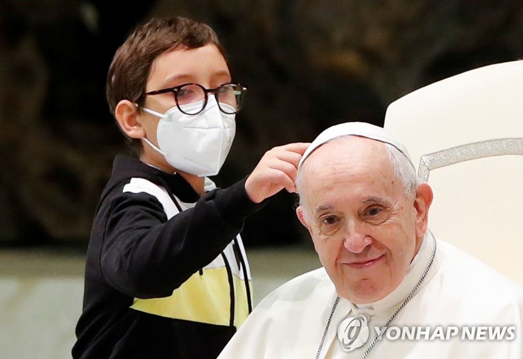 일반알현 중 프란치스코 교황 머리 만지는 10세 소년