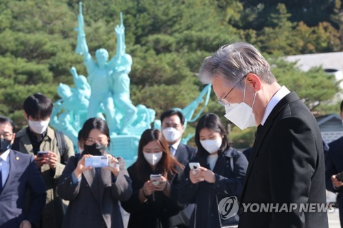 5·18묘지 참배하는 이재명
