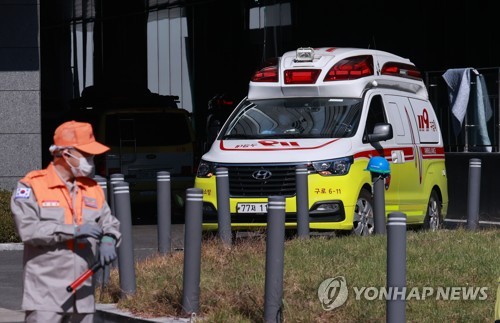 이산화탄소 누출 사고 현장 오가는 구급차