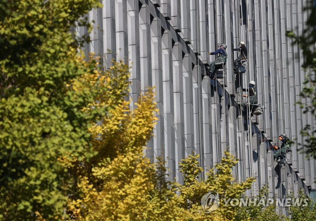 Window cleaners on skyscraper Window cleaners on skyscraper