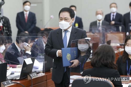 증인선서 마친 유영민 대통령 비서실장