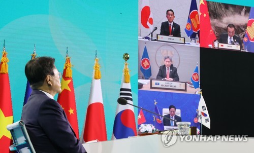 아세안+3 화상 정상회의 참석한 문 대통령