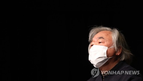 기자회견하는 백건우