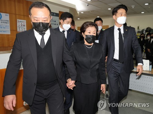 조문 마친 이순자 여사