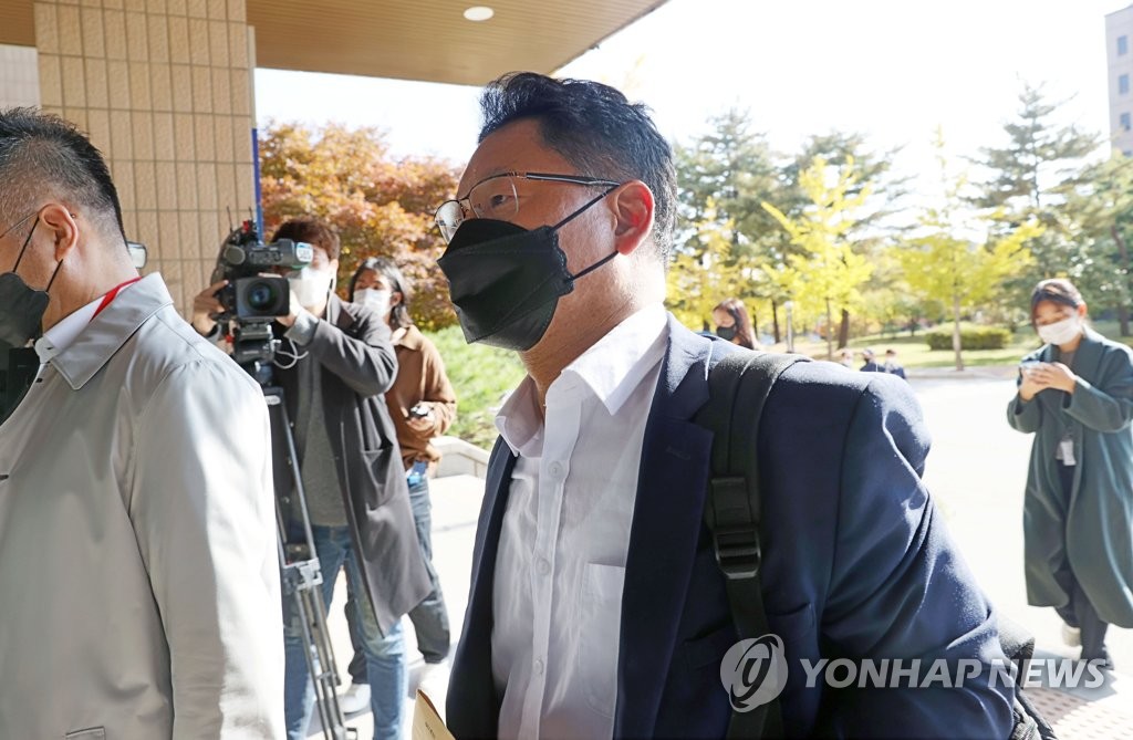 고발인 조사 위해 공수처 들어서는 김한메 대표