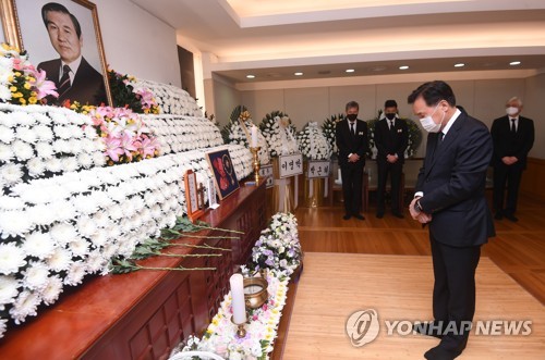 빈소 찾은 손학규 전 바른미래당 대표