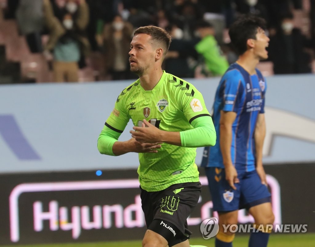 Stanislav Iljutcenko of Jeonbuk Hyundai Motors celebrates his goal against Ulsan Hyundai FC during the clubs' K League 1 match at Jeonju World Cup Stadium in Jeonju, some 240 kilometers south of Seoul, on Nov. 6, 2021. (Yonhap)