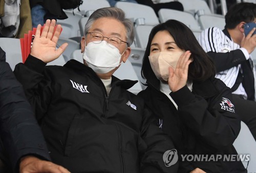 야구 관중과 인사하는 이재명 대선후보