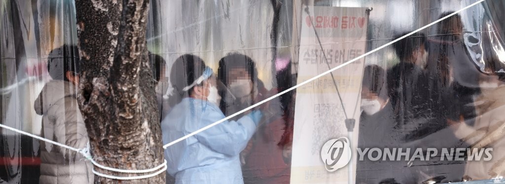 붐비는 코로나19 선별진료소