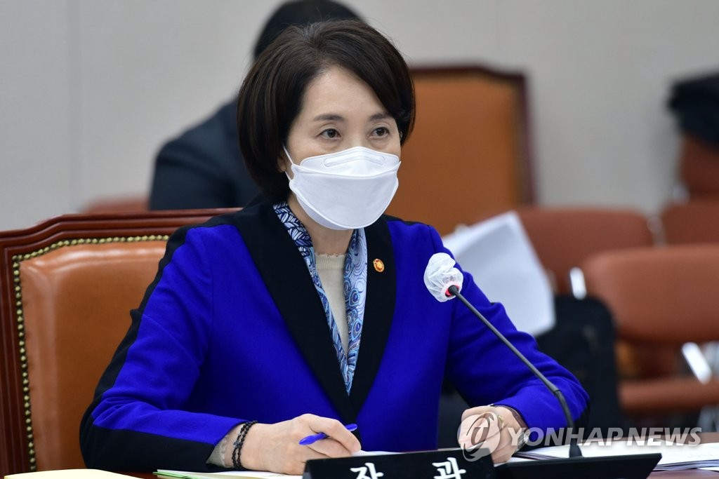 교육위 전체회의 출석한 유은혜 부총리