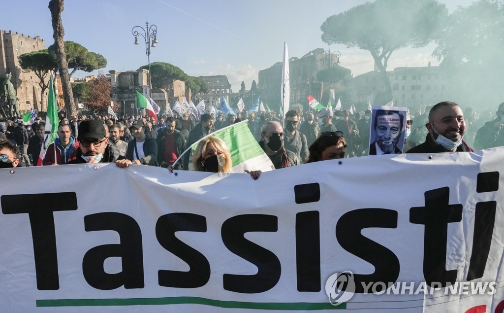 "우버 규제하라"…시위하는 이탈리아 로마 택시 기사들