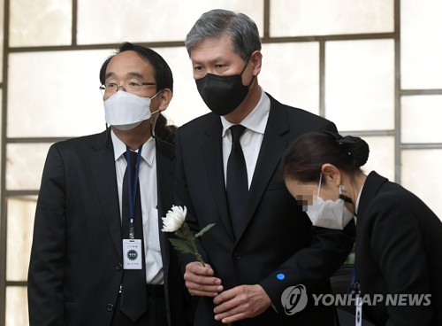 전두환 빈소 찾은 노재헌 이사장
