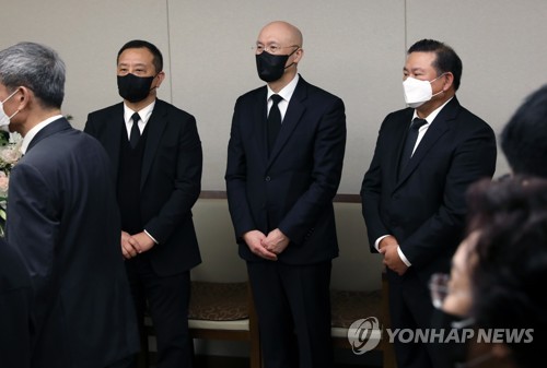 조문객 맞이하는 전재국·재용·재만 씨