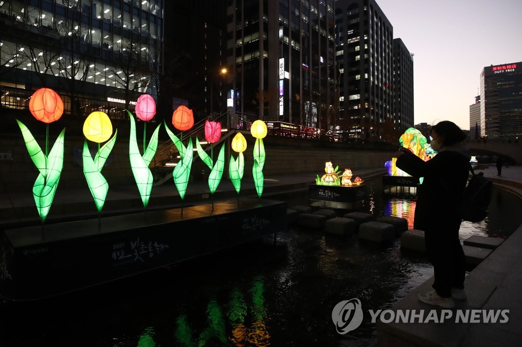 빛으로 물든 청계천
