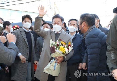 목포 동부시장 찾은 이재명