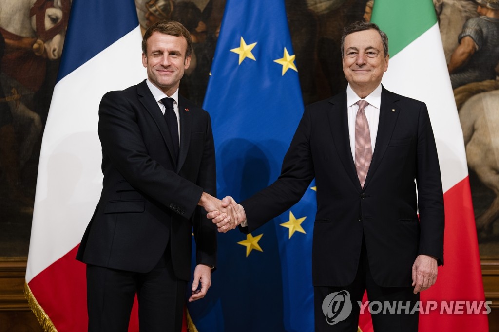 드라기 이탈리아 총리와 악수하는 마크롱 프랑스 대통령