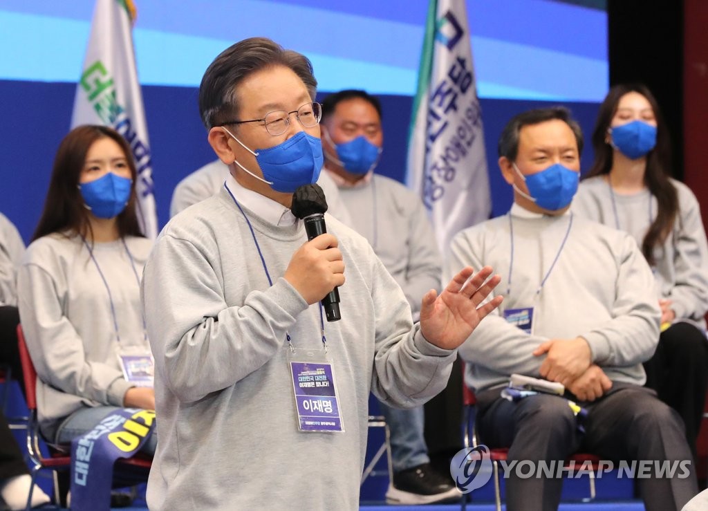 답변하는 이재명 대선후보