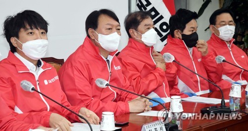 중앙선대위 회의에서 발언하는 윤석열 후보