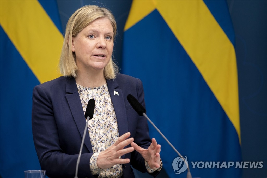 사퇴 소동 끝에 재차 선출된 스웨덴 첫 여성 총리