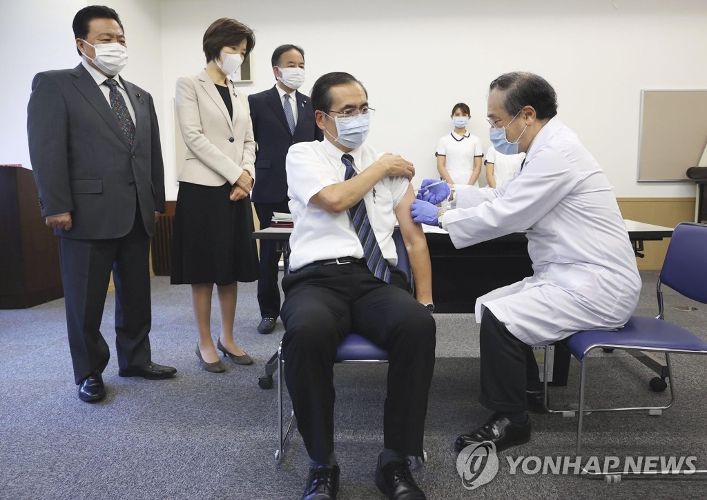 코로나 백신 부스터샷 접종받는 일본 도쿄의료원 원장