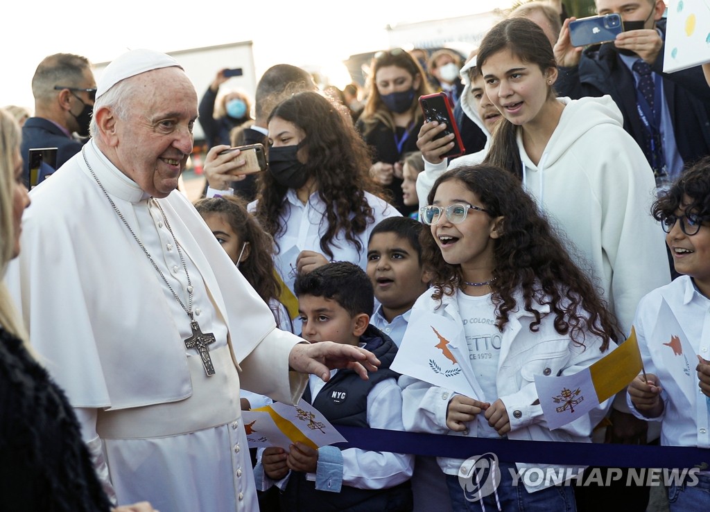 키프로스 도착해 어린이들 환영받는 프란치스코 교황
