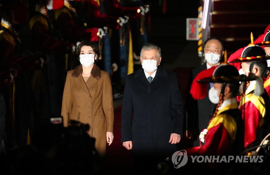의장대 사열하는 미르지요예프 우즈벡 대통령