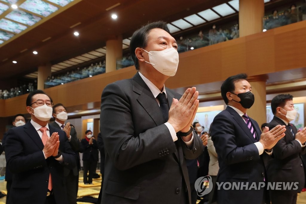 합장하는 윤석열