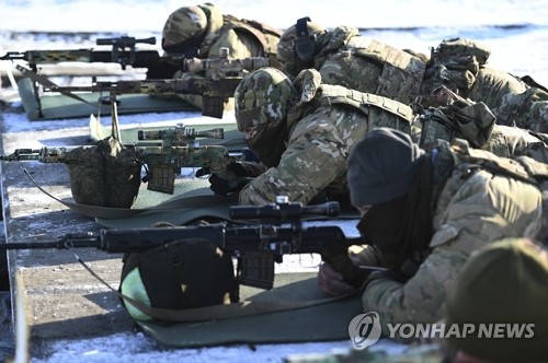 군사적 긴장 속 우크라 접경지역서 사격훈련 하는 러시아군