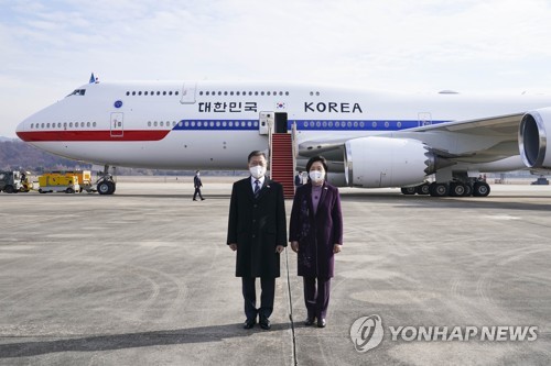 새로운 공군 1호기와 기념촬영하는 문재인 대통령
