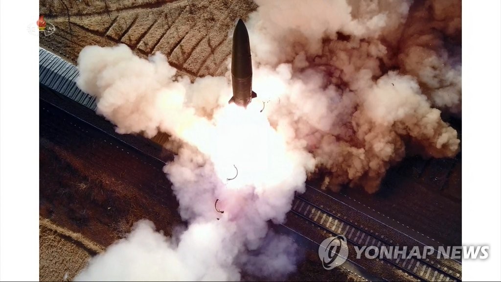 화염 내뿜으며 열차에서 발사된 '북한판 이스칸데르'