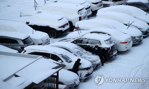 눈 치우는 주민들