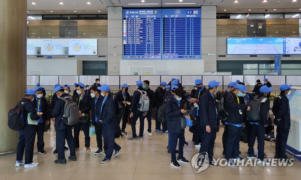 대기 중인 해외 입국자들…국내도 오미크론 변이 우세종