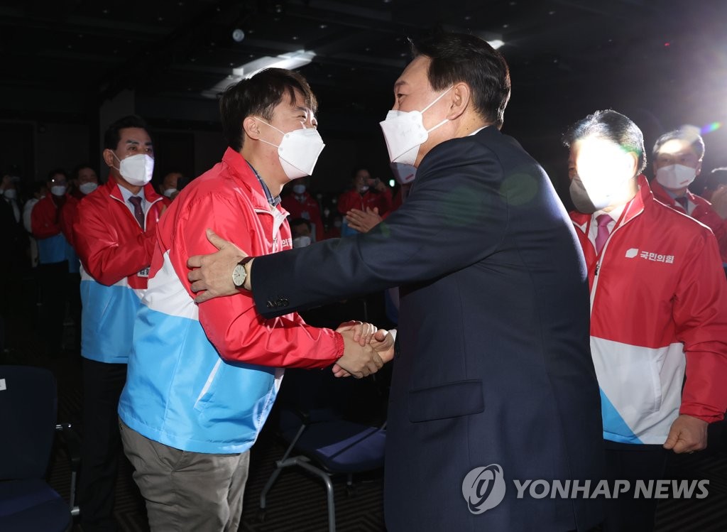 이준석과 포옹하는 윤석열
