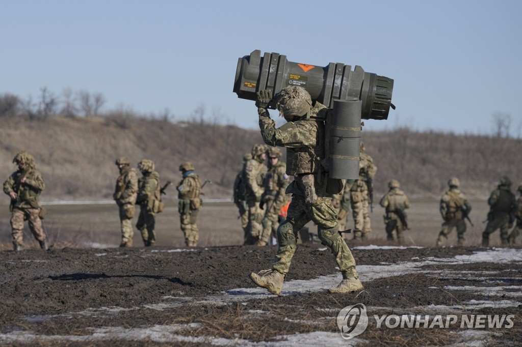 러시아 침공 대비 훈련서 대전차 무기 나르는 우크라 군인