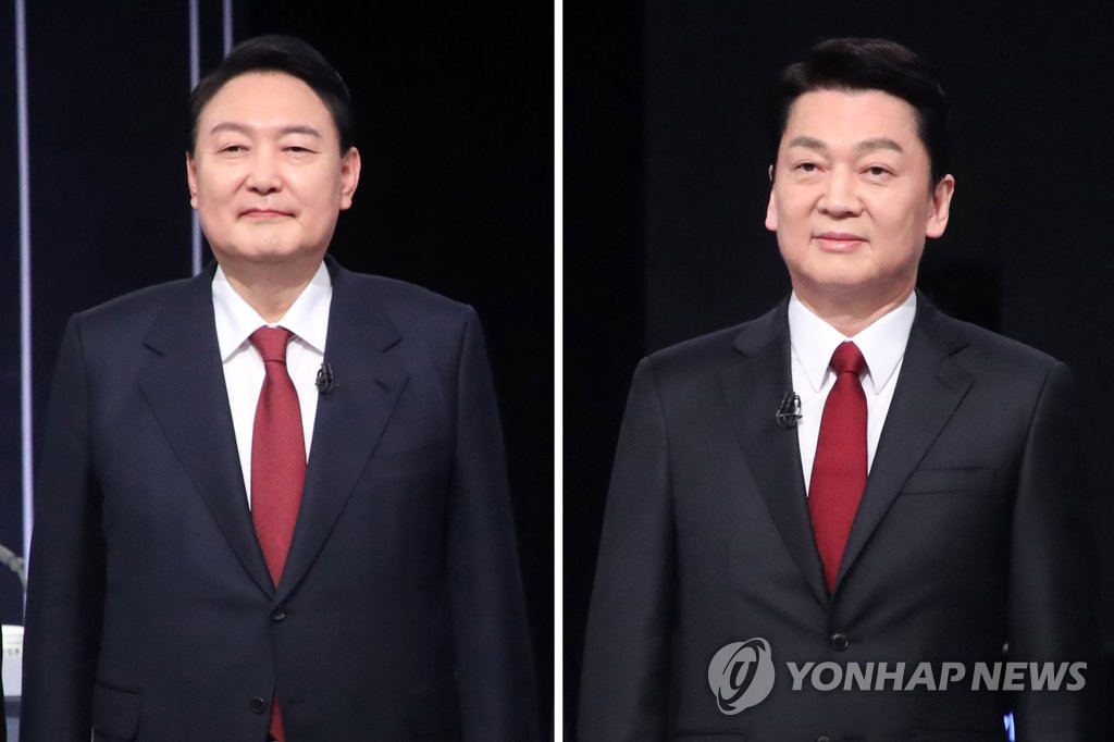 This compilation image shows Yoon Suk-yeol (L), the presidential candidate of the main opposition People Power Party, and Ahn Cheol-soo, the candidate of the minor opposition People's Party. (Pool photo) (Yonhap)