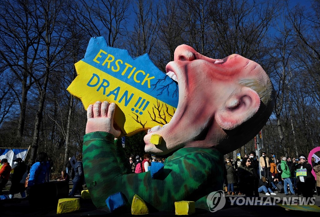 베를린 반러 시위 현장에 등장한 푸틴 조롱 피겨