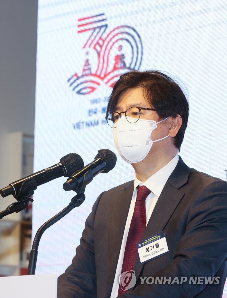 Seong Ghi-hong, CEO and president of Yonhap News Agency, speaks during the opening ceremony of a press photo exhibition at the National Museum of Korean Contemporary History in central Seoul on March 31, 2022. Co-hosted by South Korea's Yonhap News Agency and Vietnam News Agency (VNA) and the museum, the exhibit will last until May 5. (Yonhap)