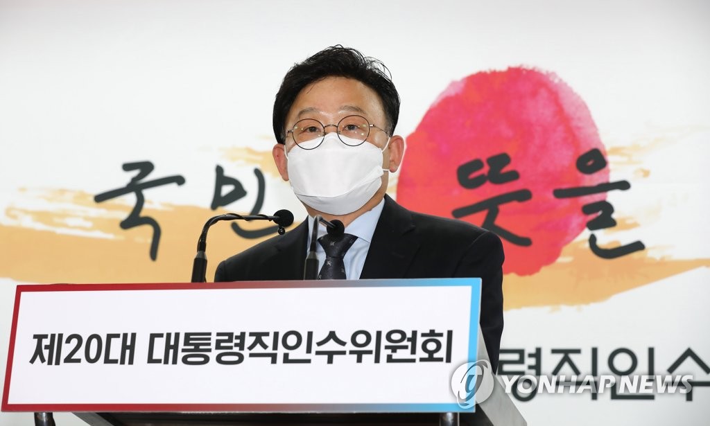 Won Il-hee, senior deputy spokesperson of the transition team, gives a press briefing at its office in Seoul on April 1, 2022. (Pool photo) (Yonhap)