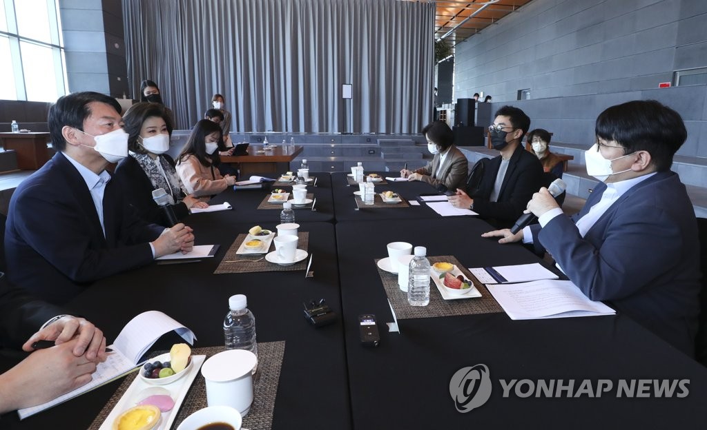 Bang Si-hyuk (R), founder and chairman of Hybe, the management agency of K-pop group BTS, speaks during a meeting with officials from President-elect Yoon Suk-yeol's transition team, including chairperson Ahn Cheol-soo (L), at the company's office in Seoul on April 2, 2022. (Pool photo) (Yonhap)