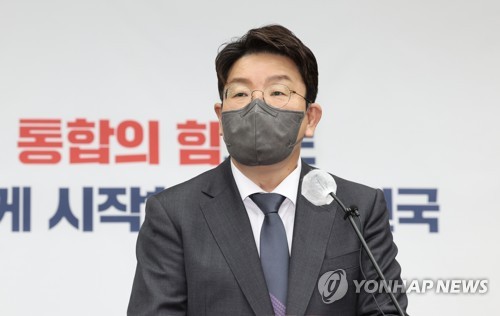 의원총회에서 발언하는 권성동 원내대표