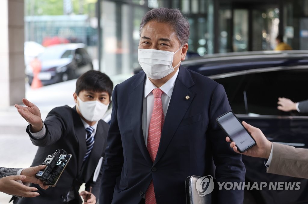 Foreign Minister nominee Park Jin enters his temporary office in central Seoul on April 29, 2022. (Yonhap) 