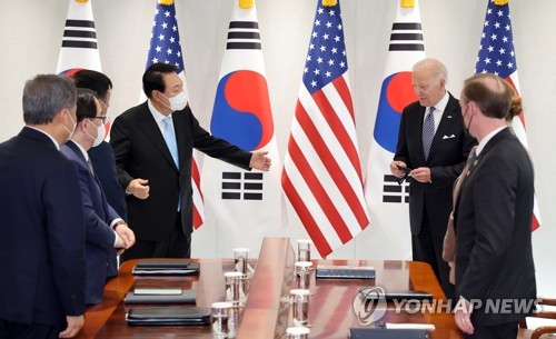 확대정상회담 양측 배석자 소개