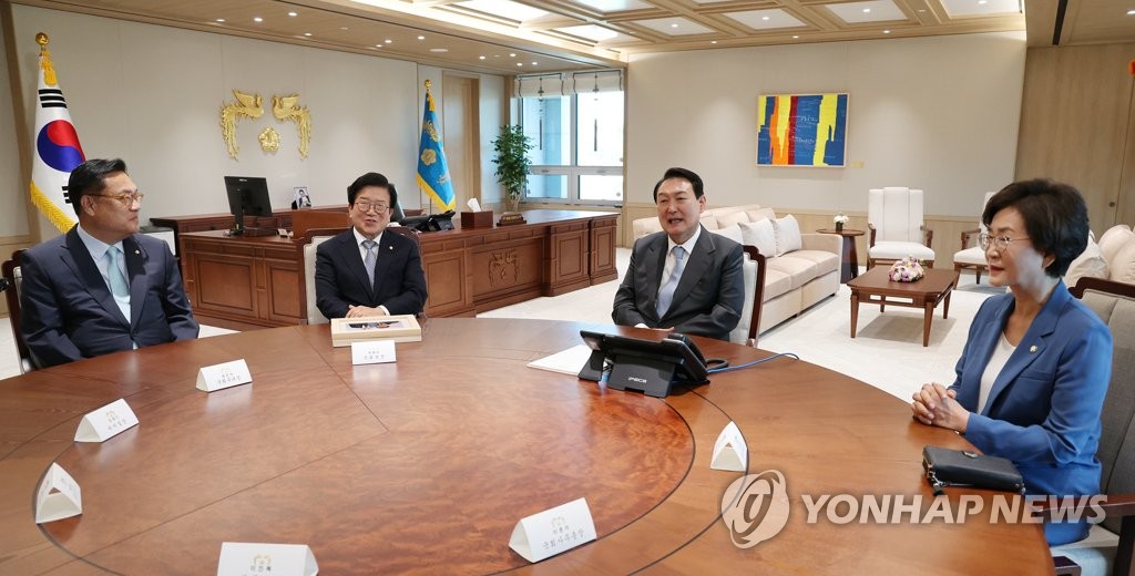 윤석열 대통령, 임기만료 앞둔 국회의장단 접견