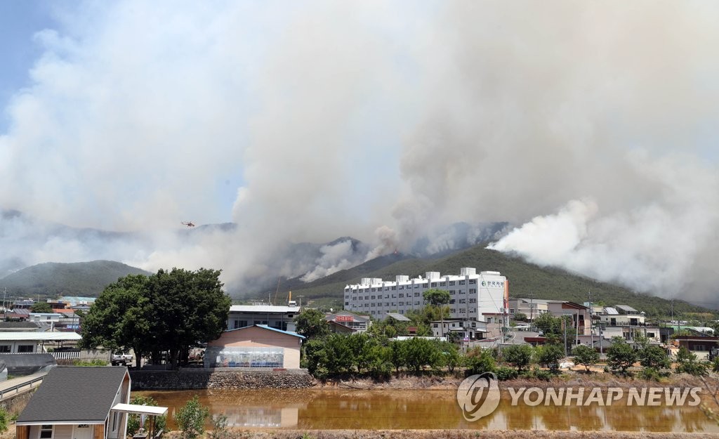 밀양 부북면 화재 현장…치솟는 연기