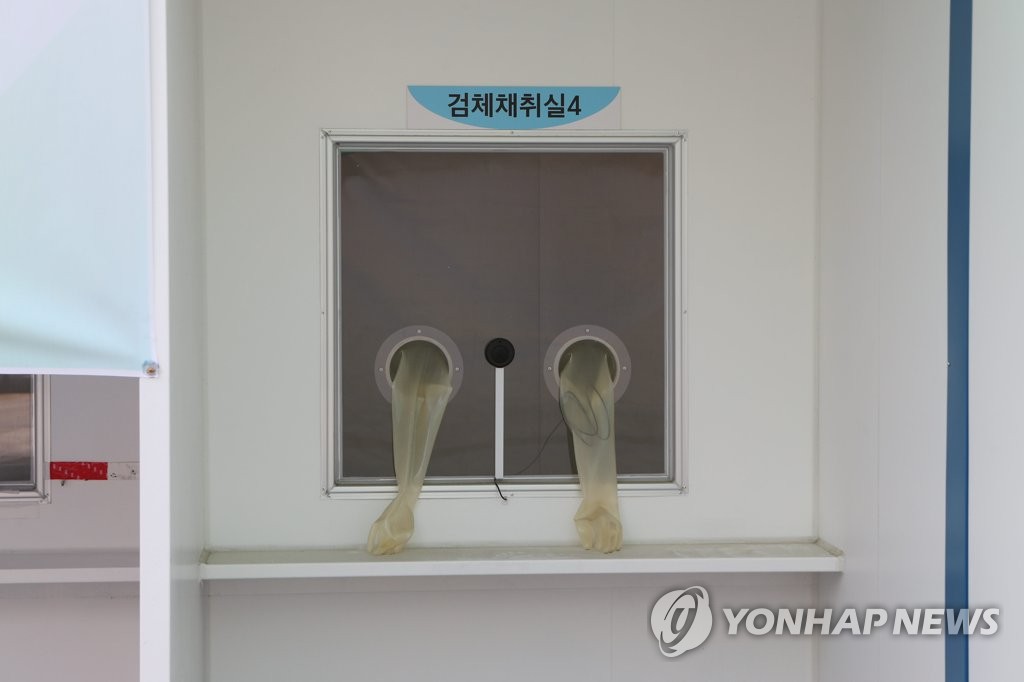코로나19 임시선별진료소, 일손 놓다