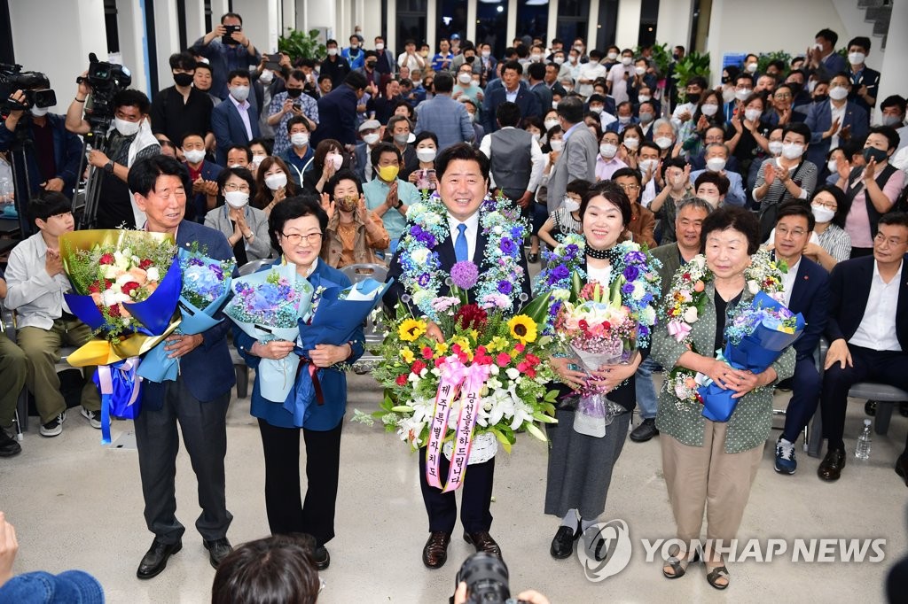 꽃다발 든 오영훈 제주도지사 후보와 가족들
