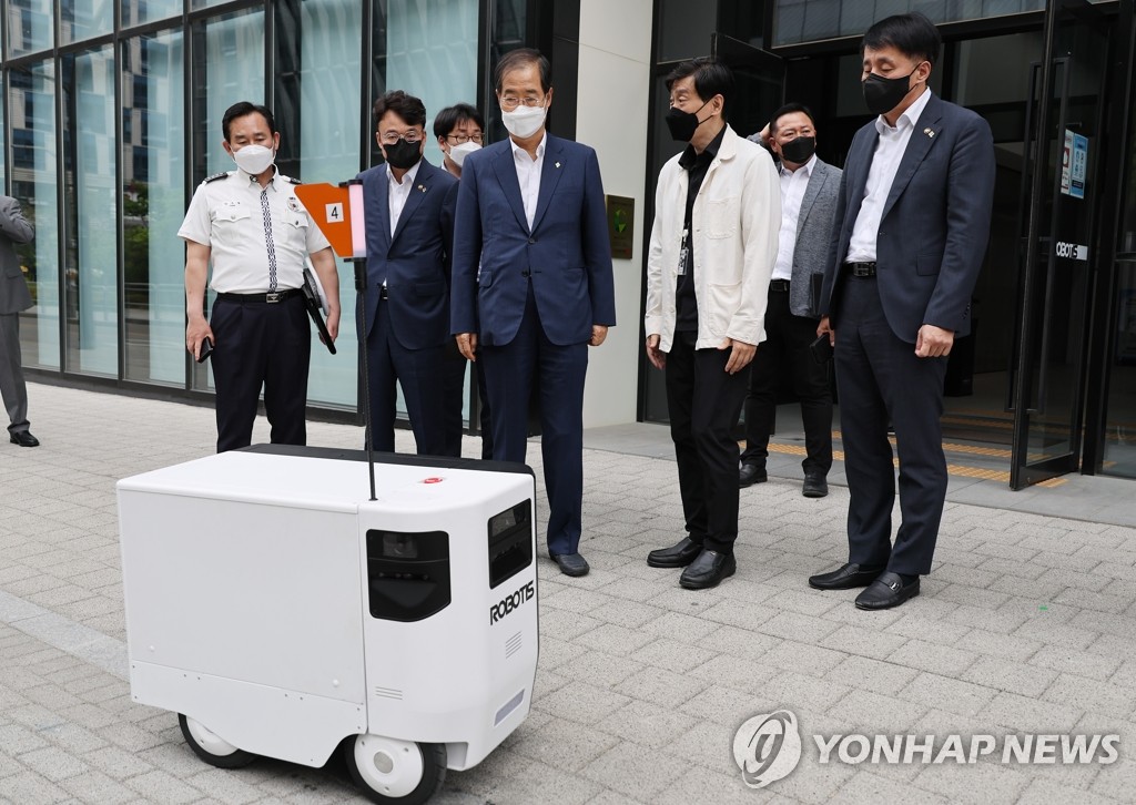 자율주행 로봇 시연 보는 한덕수 총리