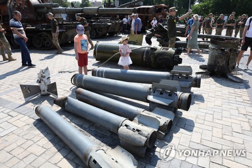 키이우 시내 중심에 전시된 러시아의 미사일과 로켓
